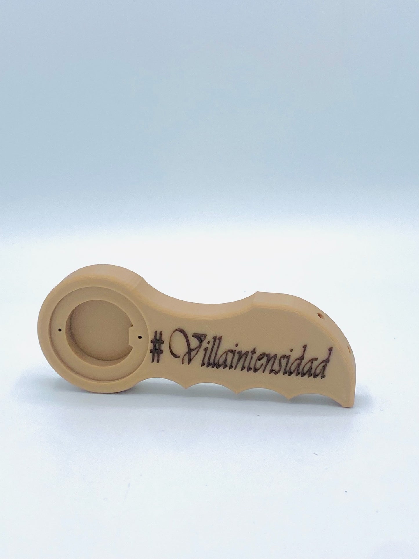 Abridor personalizado con palmeras grabadas sostenido en mano como muestra de producto para eventos