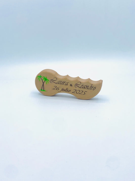 Abridor personalizado en 3D para bodas con fecha e icono de palmeras en color arena