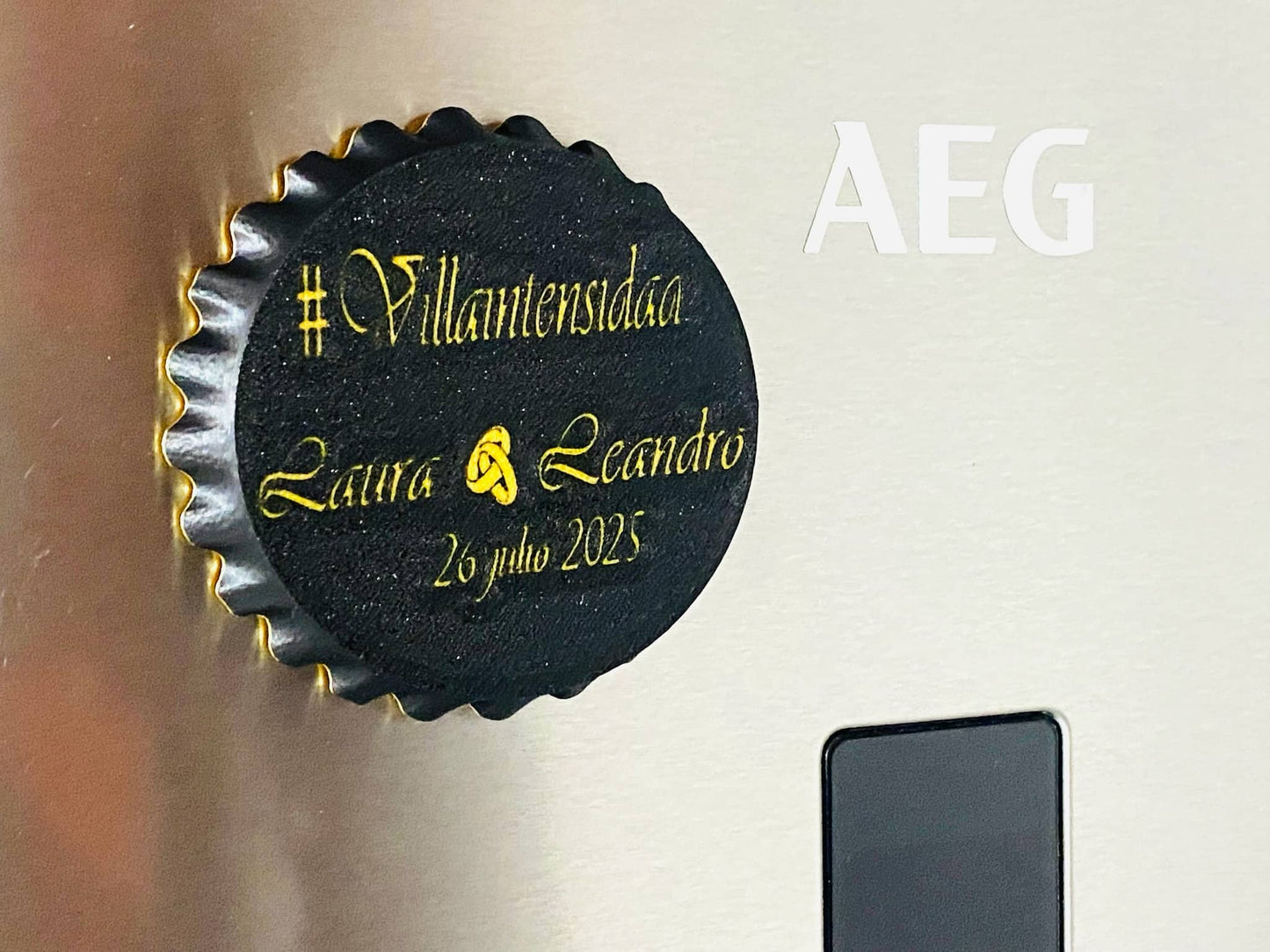 Abridor magnético en impresión 3D visto de frente con pieza abridor metálica
