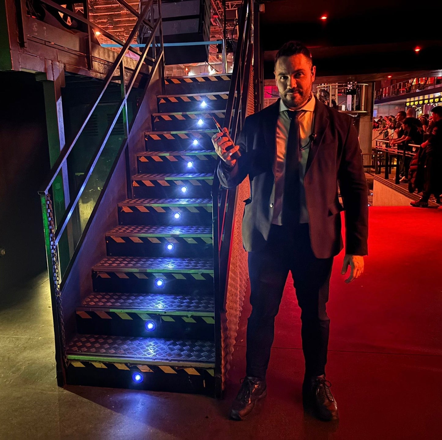 Escenificación personalizada de portero de discoteca – con fachada y figura en impresión 3D