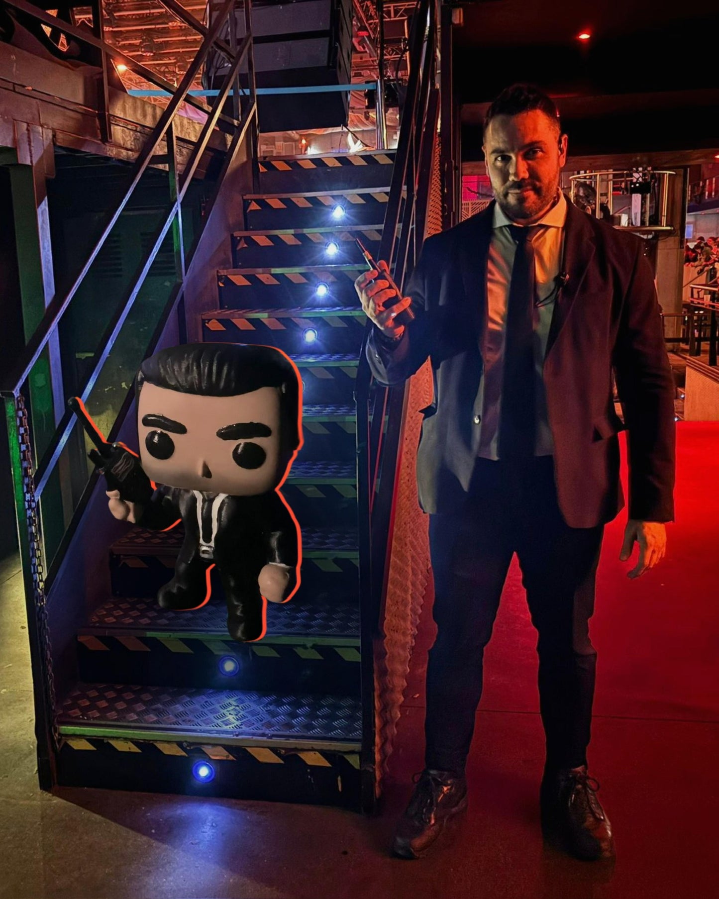 Escenificación personalizada de portero de discoteca – con fachada y figura en impresión 3D