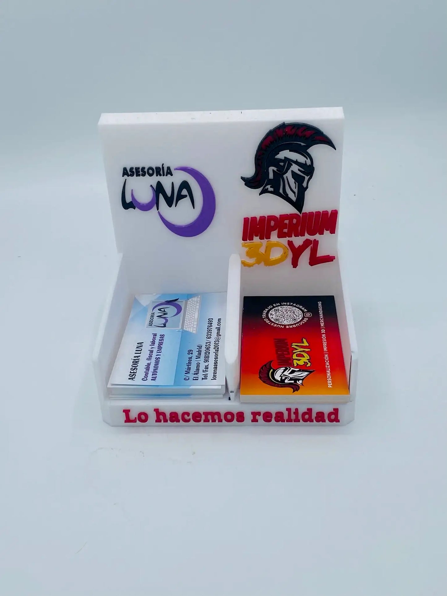 Expositor de tarjetas personalizado en PLA blanco con logos en relieve de empresas, fabricado por Imperium 3DYL