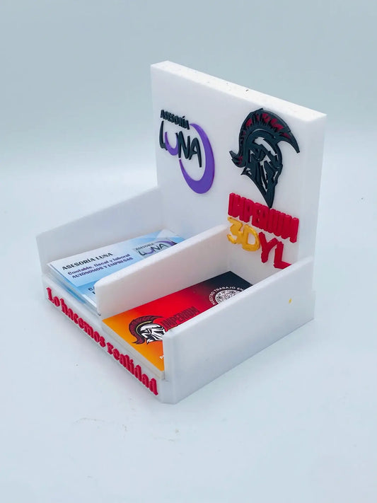 Detalle frontal del expositor de tarjetas con frase personalizada y doble compartimento