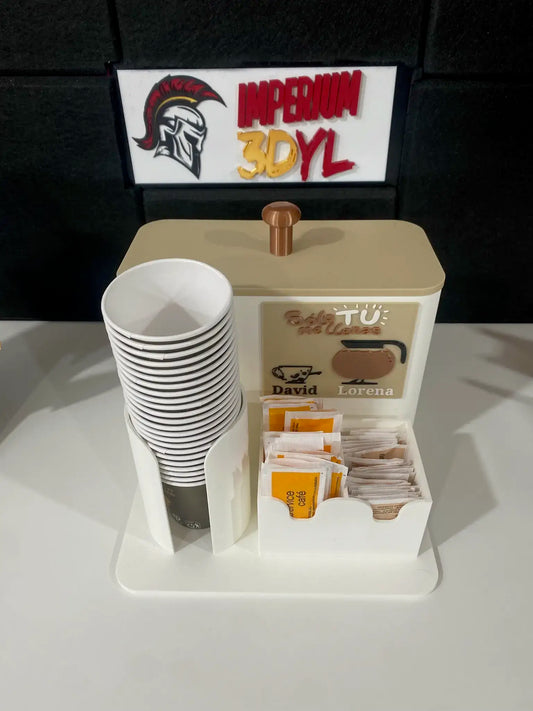 Organizador 3D personalizado para café con cápsulas, vasos y sobres de azúcar, diseño con nombres y frase “Solo tú me llenas”