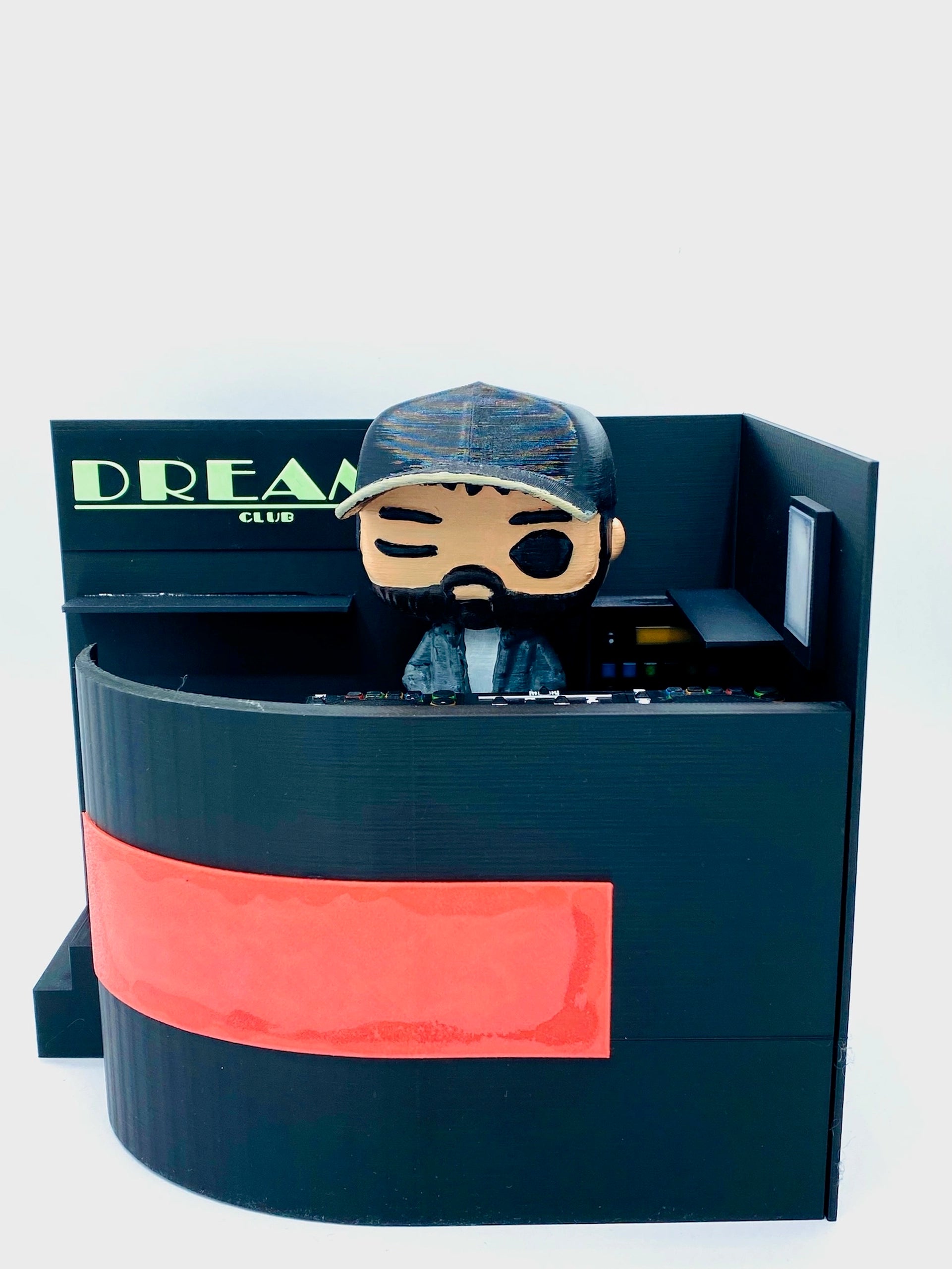 Escenificación en 3D de DJ en cabina con cartel DREAMS CLUB y muñeco personalizado
