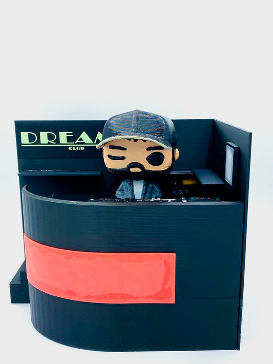 Escenificación en 3D de DJ en cabina con cartel DREAMS CLUB y muñeco personalizado
