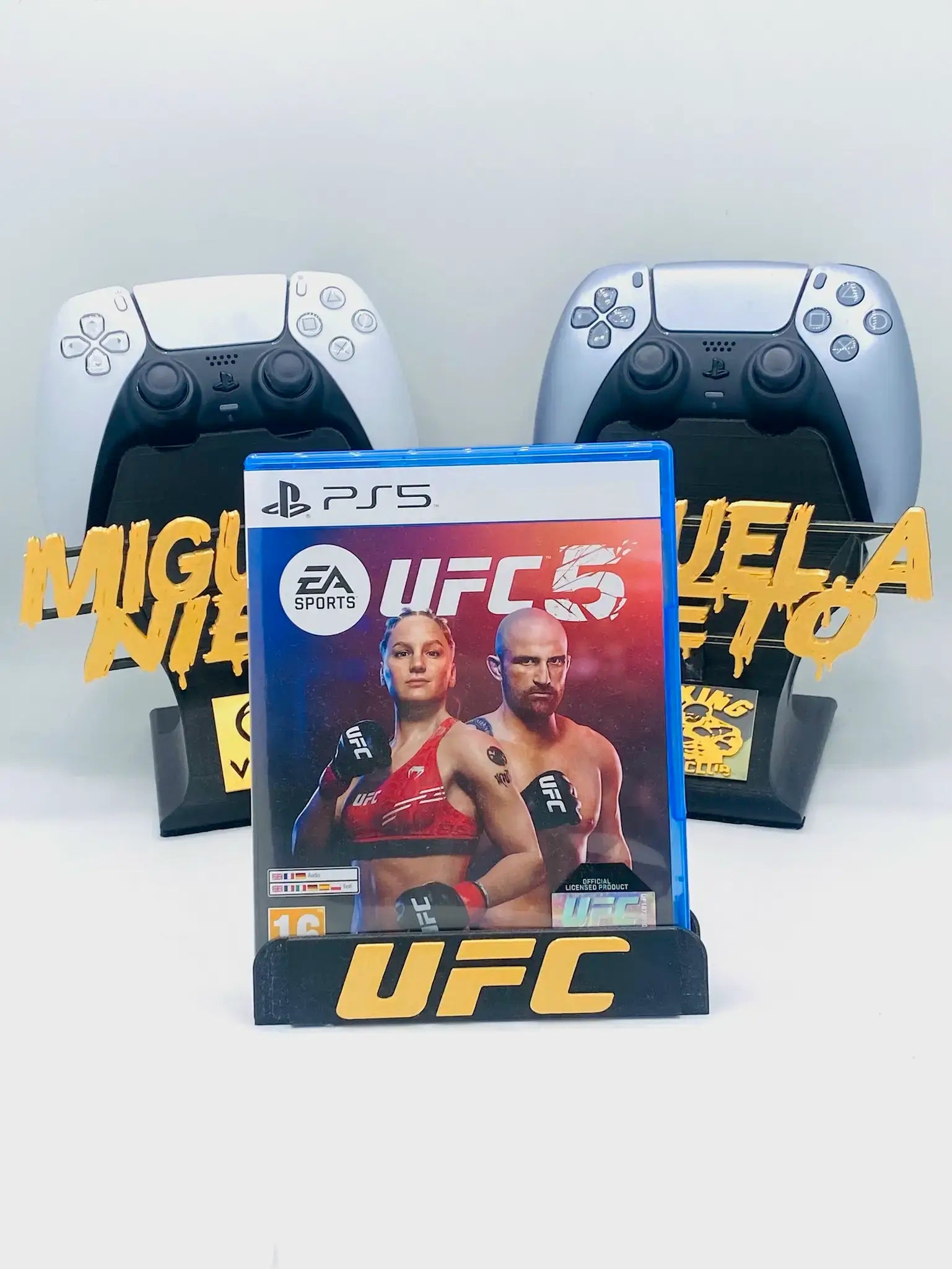 Mando de PlayStation sobre base personalizada con nombre artístico – diseño 3D para youtubers y streamers