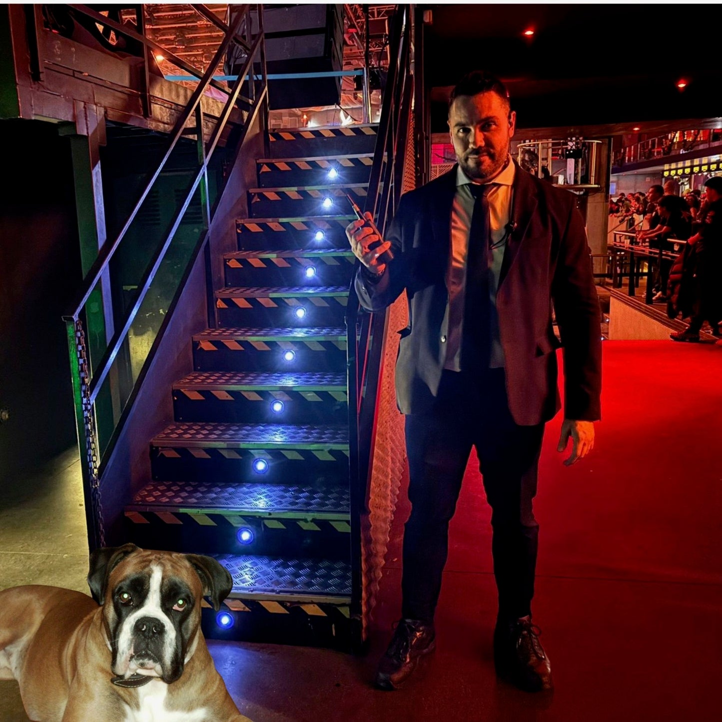 Escenificación personalizada de portero de discoteca – con fachada y figura en impresión 3D