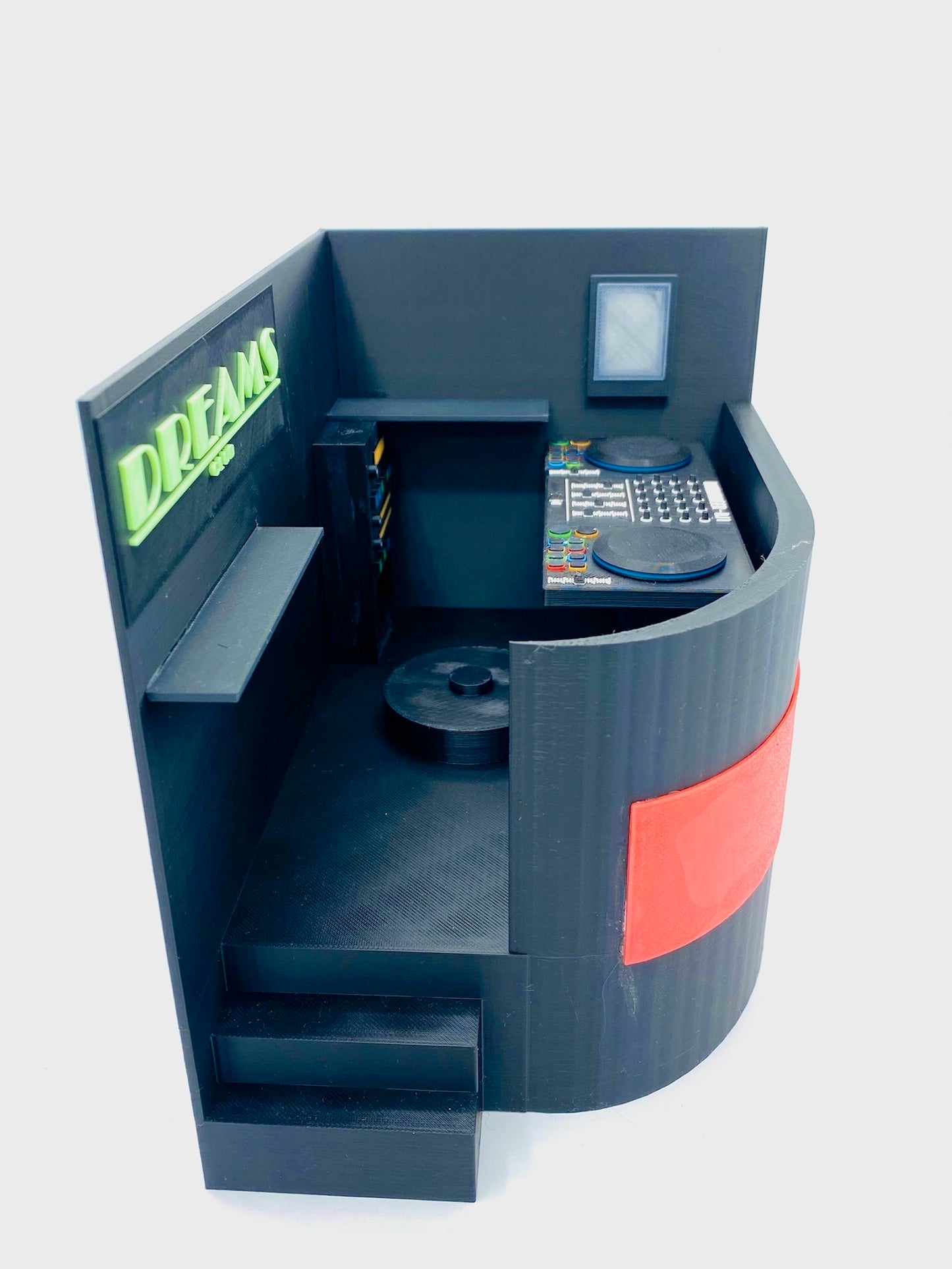 Cabina de DJ en impresión 3D con figura personalizada, ideal para regalo musical
