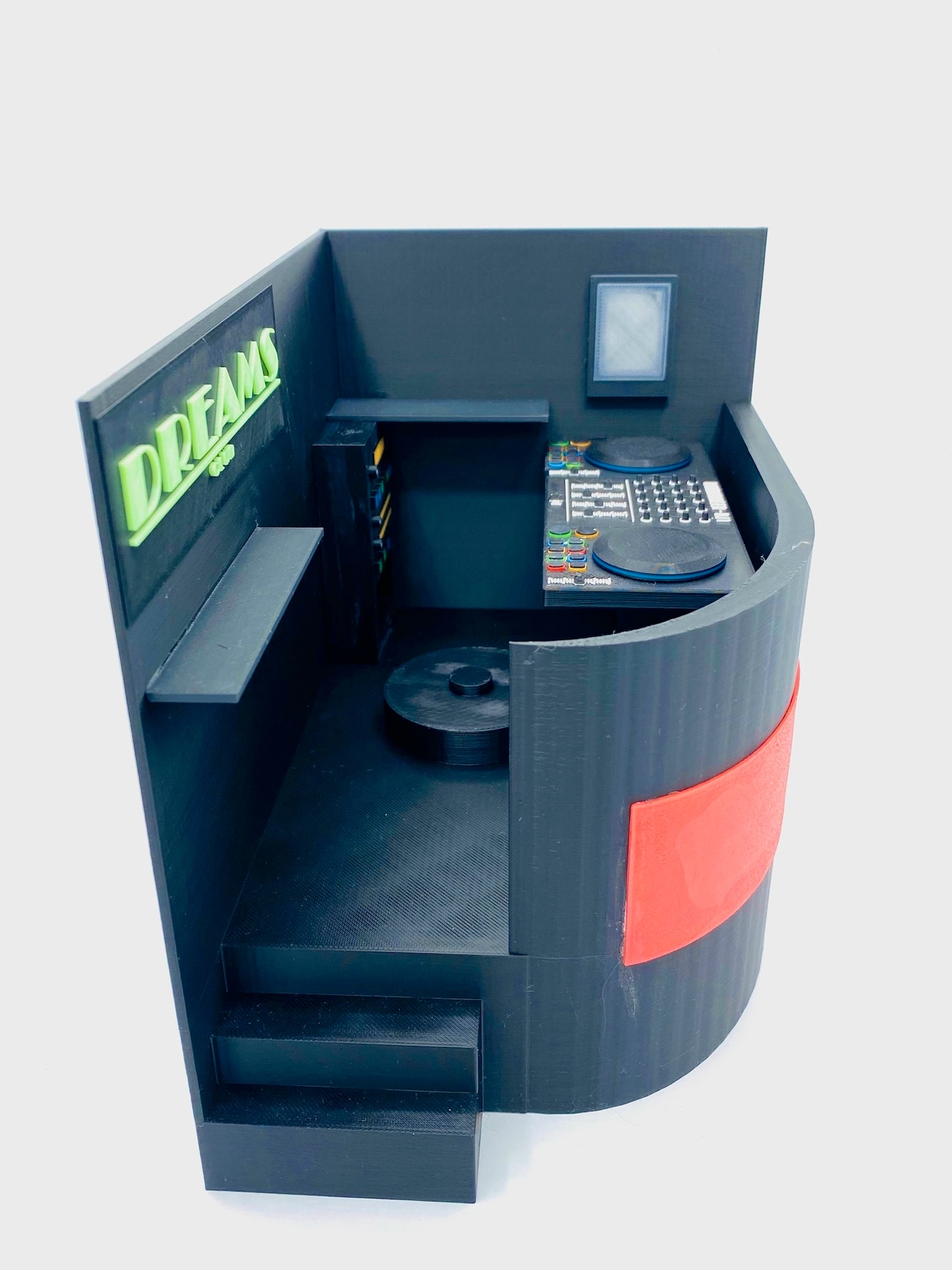 Cabina de DJ en impresión 3D con figura personalizada, ideal para regalo musical
