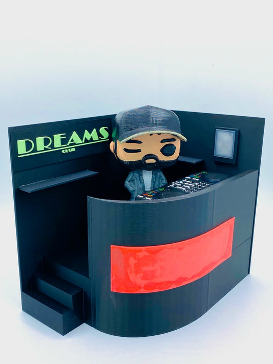 Figura 3D de DJ con gorra en cabina con luces y mesa mezcladora personalizada
