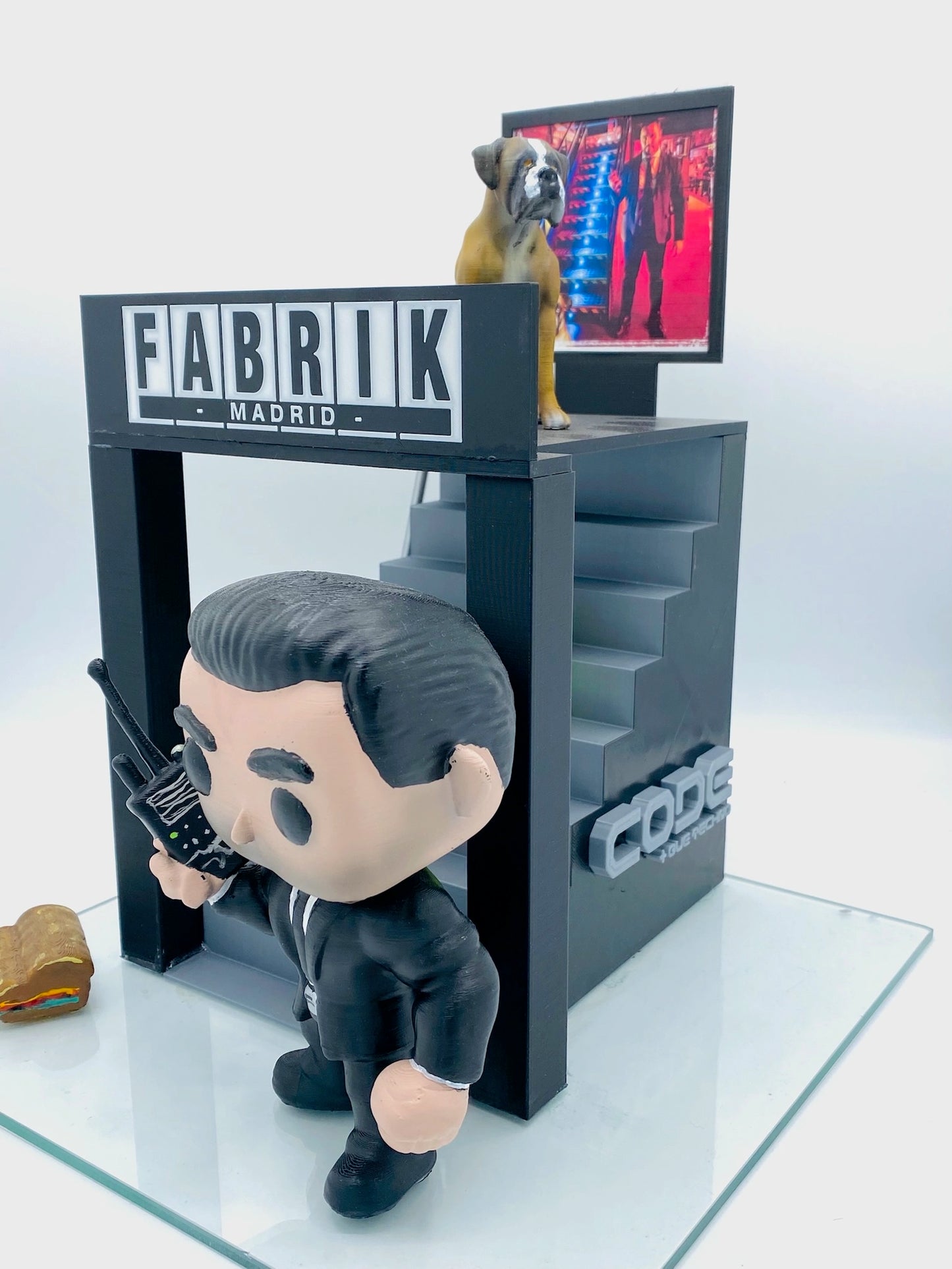 Escenografía completa de discoteca Fabrik con escalera, perro y figura del portero
