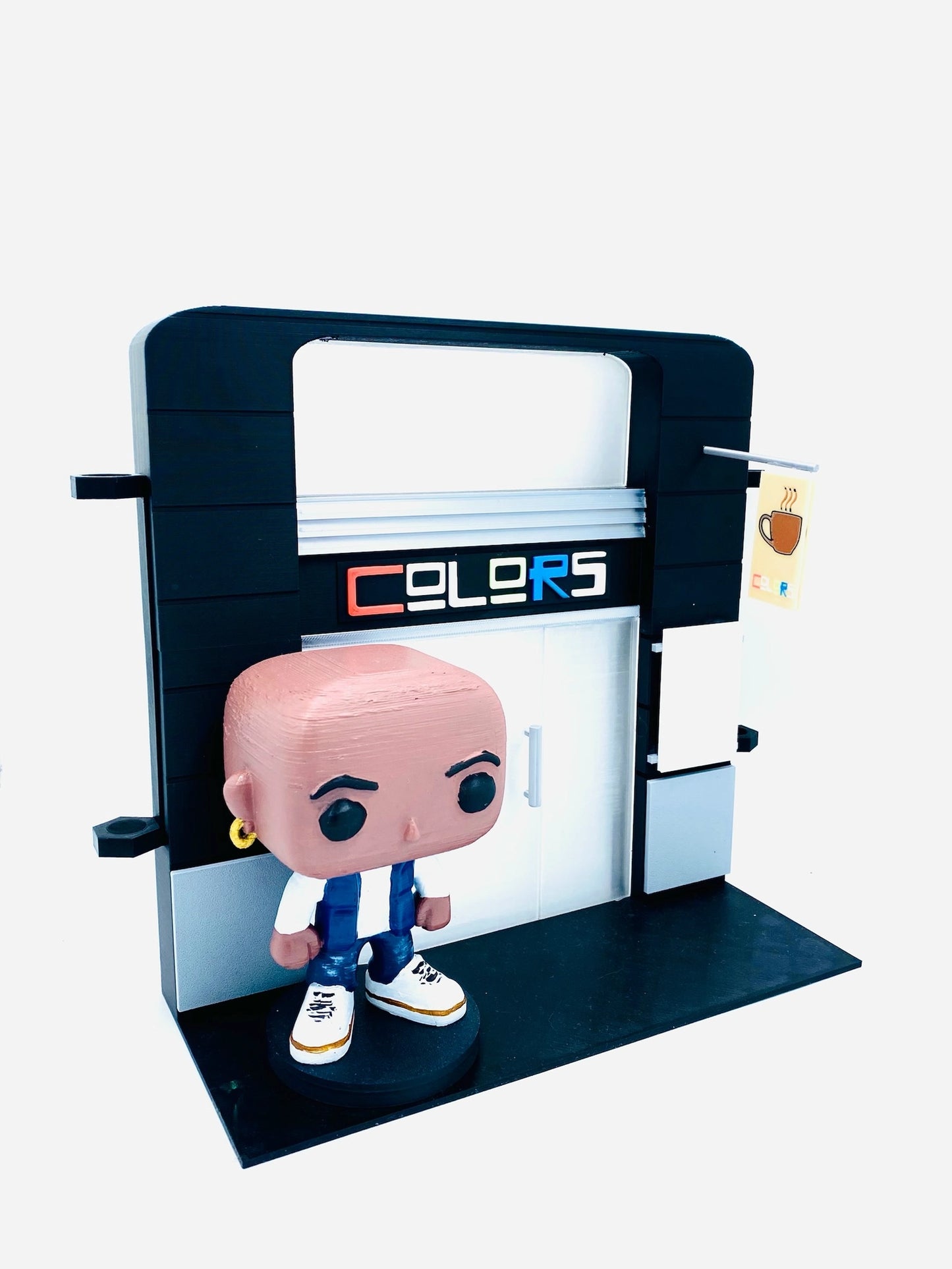 Escena 3D con fachada Colors y dos figuras personalizadas tipo muñeco
