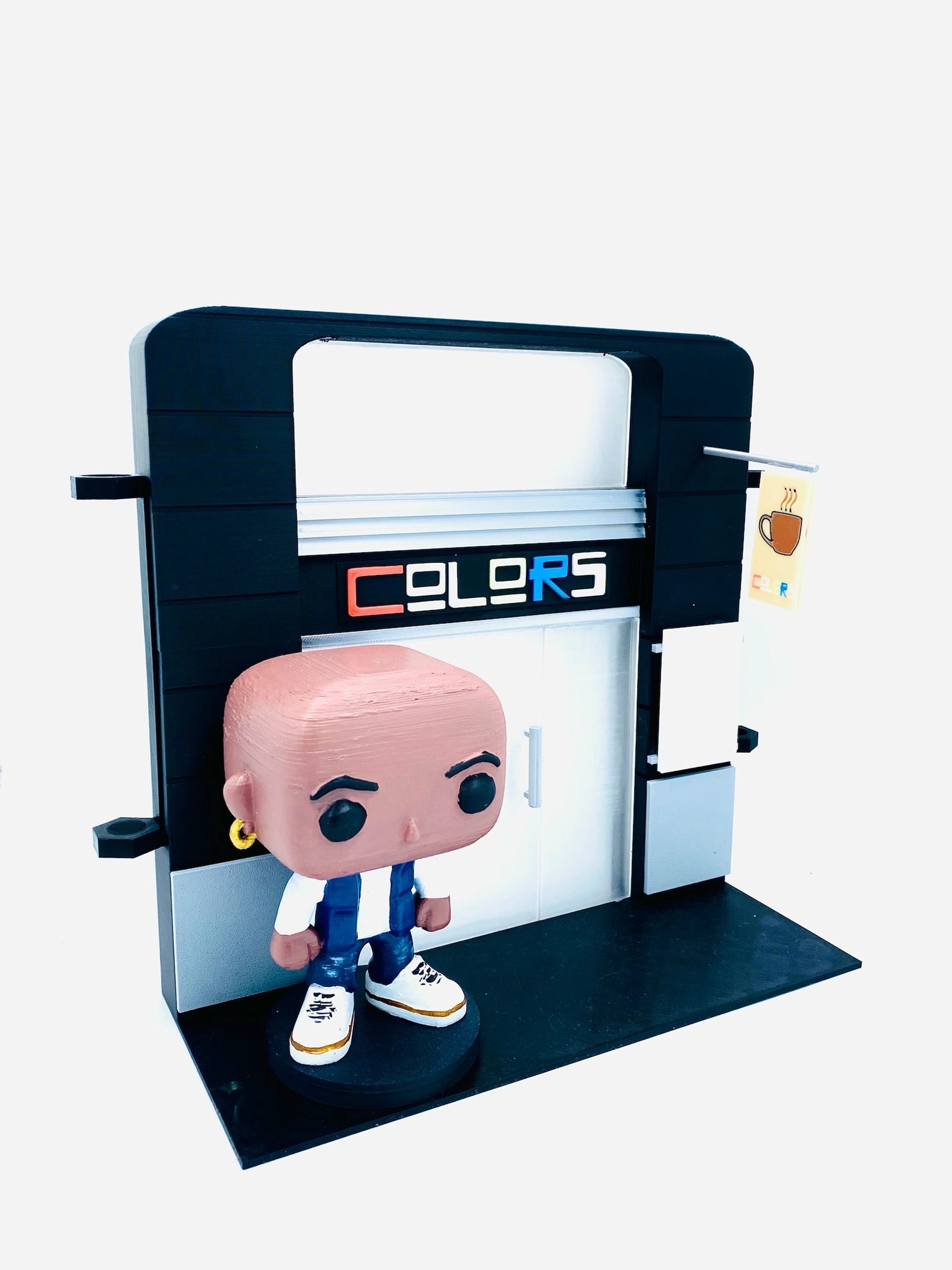 Escena 3D con fachada Colors y dos figuras personalizadas tipo muñeco
