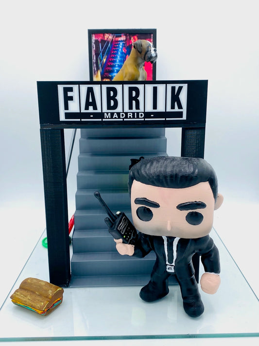 Escena 3D personalizada de portero de discoteca con perro sobre fachada de Fabrik Madrid
