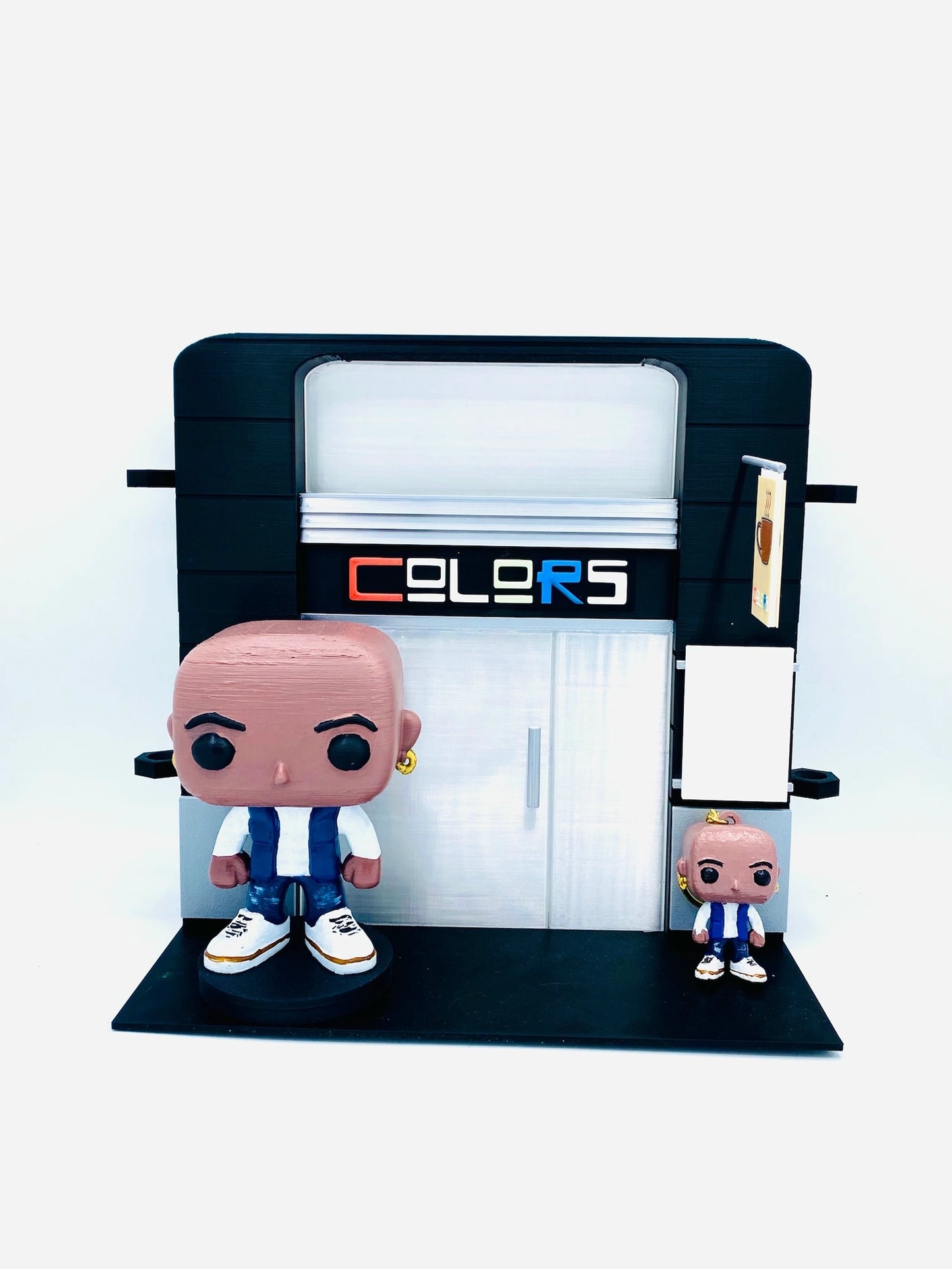 Fachada Colors impresa en 3D con figura personalizada en la entrada

