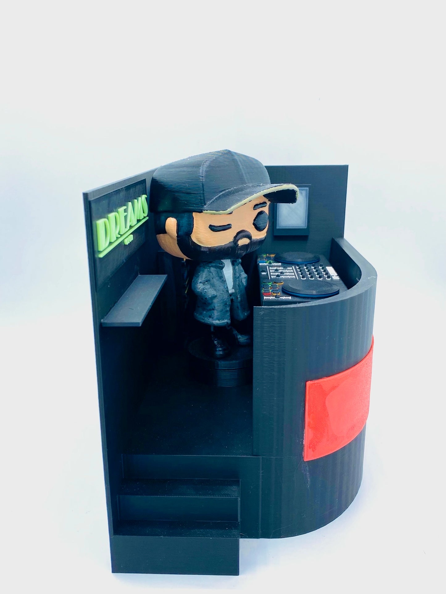 Vista frontal de escenografía 3D para DJ con muñeco y mesa de mezclas
