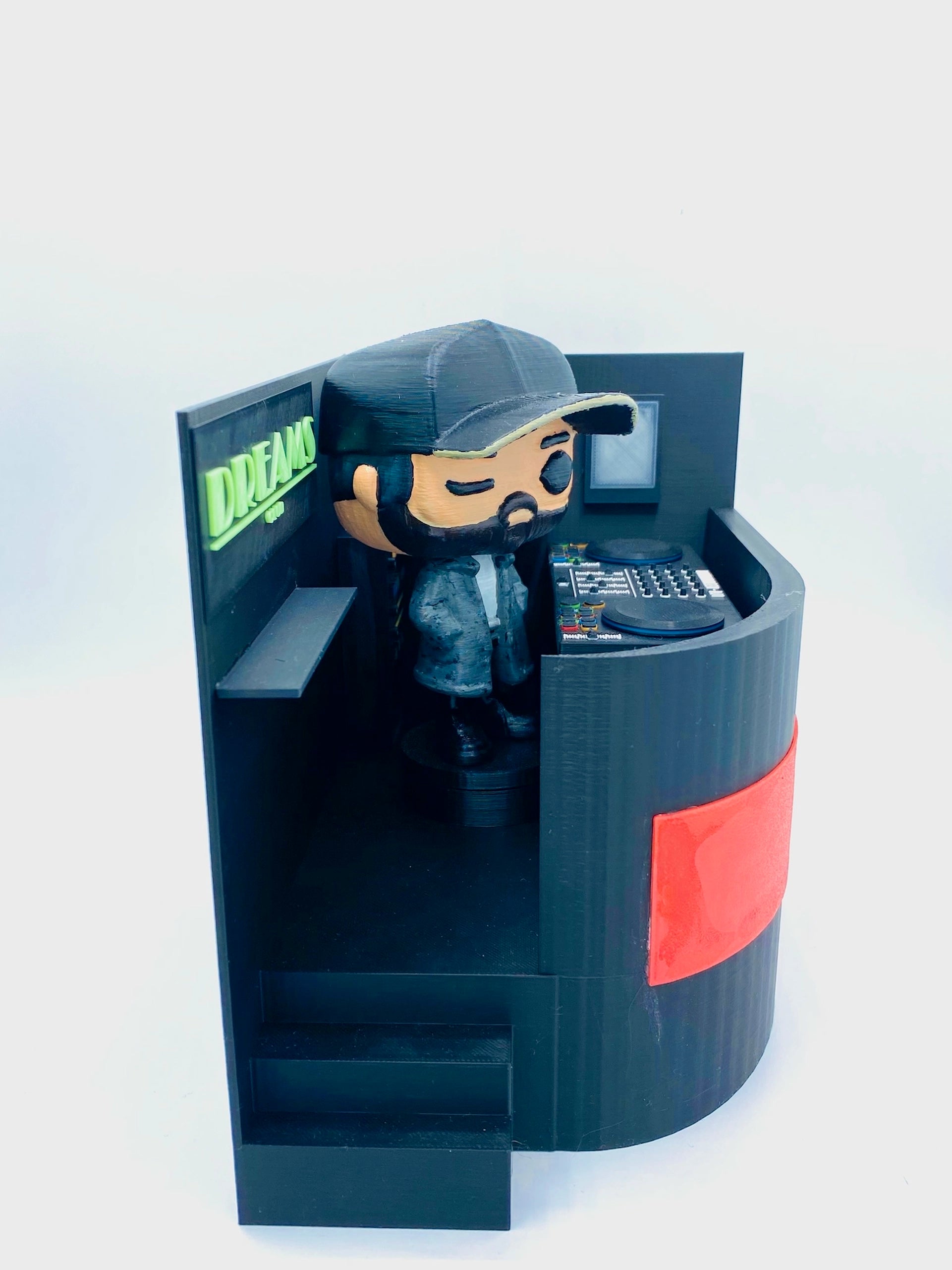 Vista frontal de escenografía 3D para DJ con muñeco y mesa de mezclas
