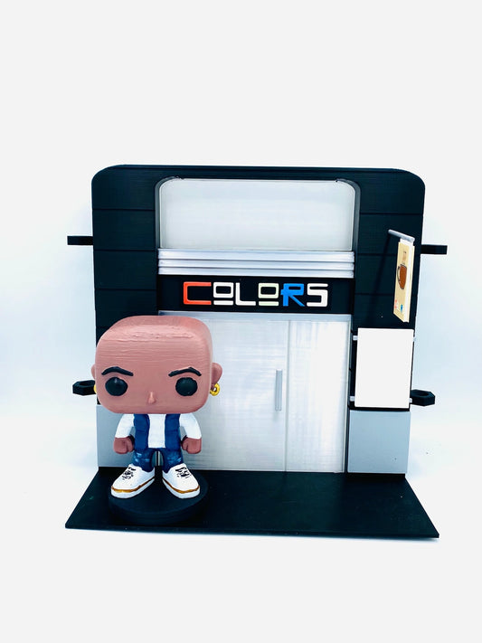 Miniatura de portero de discoteca con fachada de Fabrik y walkie en mano
