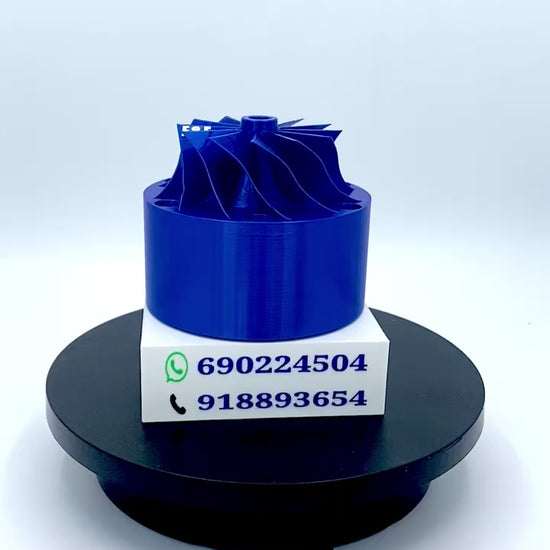 Turbo 3D azul personalizado con logos de Diesel León y Turbo Premium sobre base giratoria para talleres o tiendas de repuestos