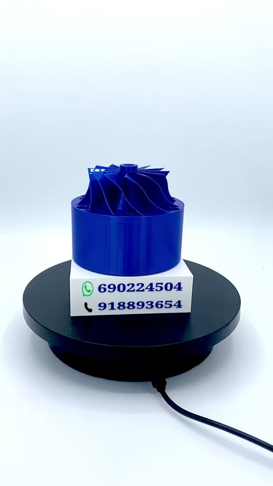 Turbo 3D azul personalizado con logos de Diesel León y Turbo Premium sobre base giratoria para talleres o tiendas de repuestos
