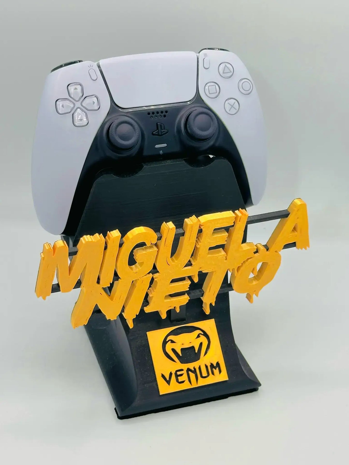  Soporte personalizado para mando PS5 con nombre en relieve y logo Venum en impresión 3D – regalo ideal para gamers