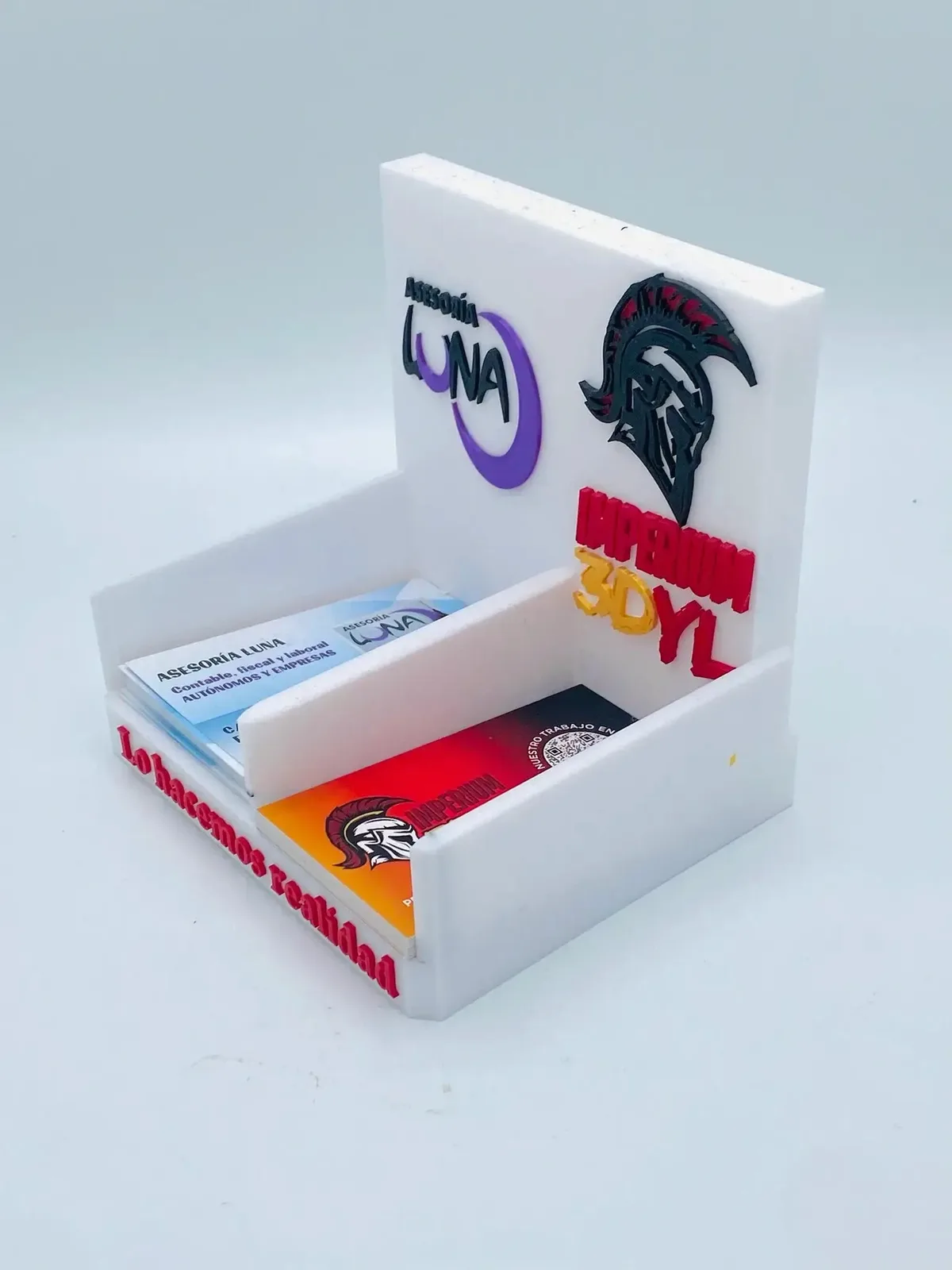 Expositor de tarjetas con logo en relieve