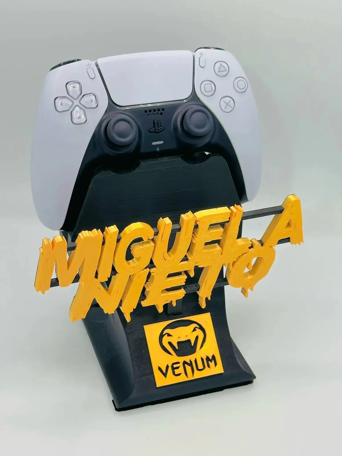 Soporte para mandos con tu nombre y logo